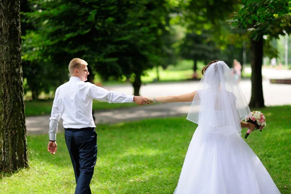 Szczęśliwa panna młoda i pan młody na ich ślubie — Zdjęcie stockowe