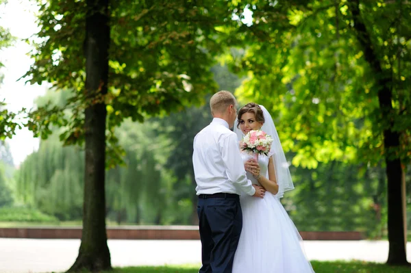 Glad brud och brudgum på deras bröllop — Stockfoto