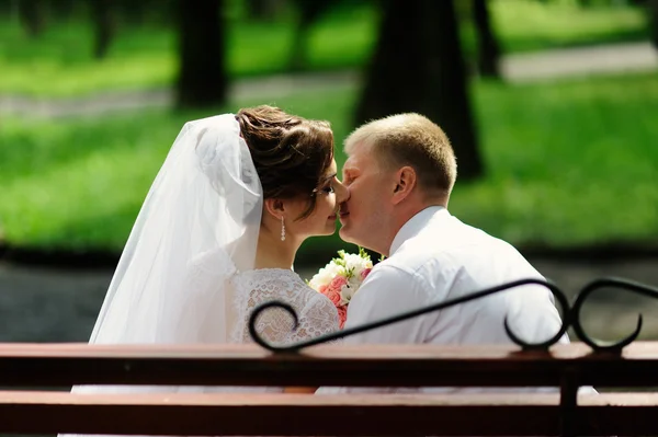 Glad brud och brudgum på deras bröllop — Stockfoto