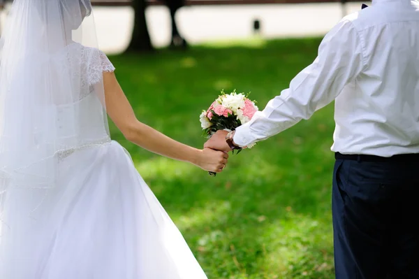 Glad brud och brudgum på deras bröllop — Stockfoto