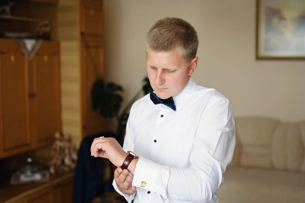 Novio guapo en el abrigo de boda — Foto de Stock