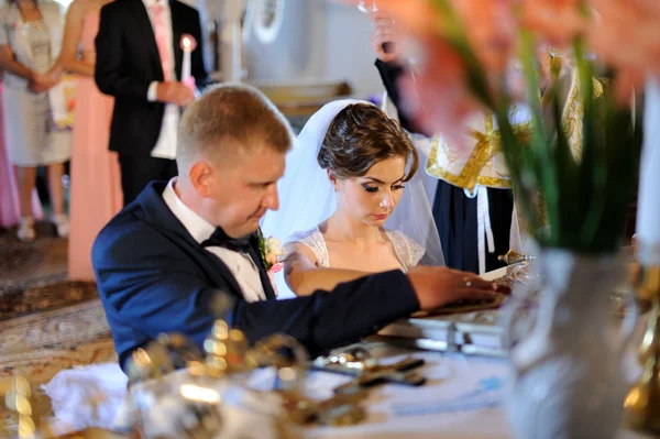 Sposa e sposo in chiesa — Foto Stock