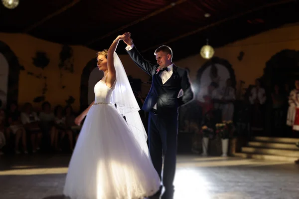 Bride and groom dancing — Stock Photo, Image