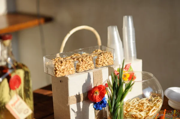 Tabel met zilverwerk en glas Roemer-service zo instellen op restaurant voor feest — Stockfoto