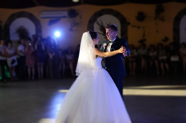 Bride and groom dancing — Stock Photo, Image