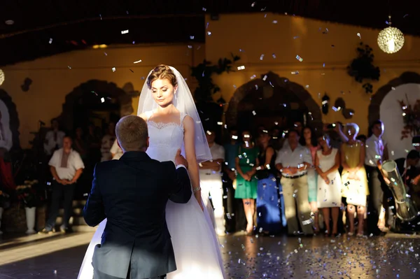 Bride and groom dancing — Stock Photo, Image