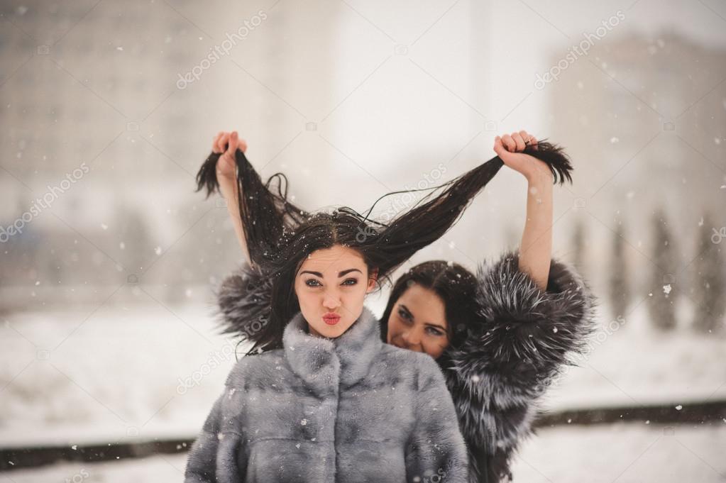 冬の天候を楽しむ面白い女の子 ストック写真 C Art Man