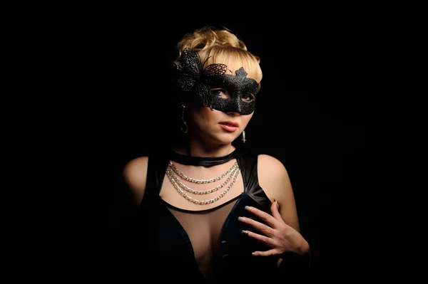 Närbild porträtt av kvinnan i mystiska mask — Stockfoto