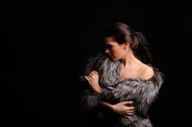 Güzellik moda model kız mavi vizon kürk