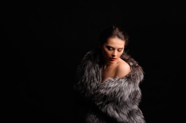 Güzellik moda model kız mavi vizon kürk