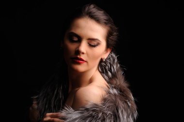 Güzellik moda model kız mavi vizon kürk