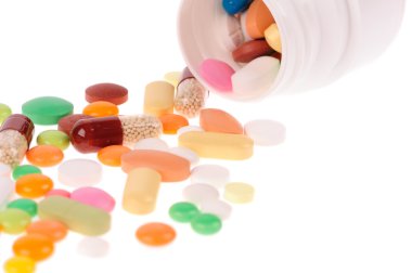 Beyaz arka planda bir sürü hap.