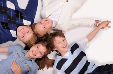 yerde yatarken çocuk