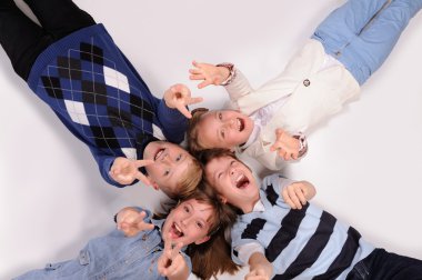 yerde yatarken çocuk