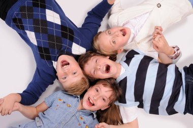 yerde yatarken çocuk