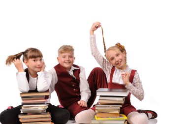 kitap siiting yerdeki çocuklarla