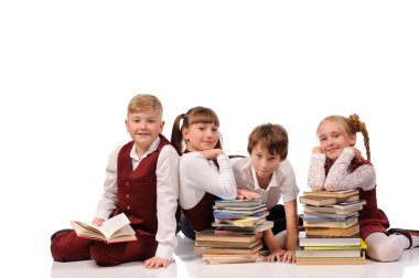 kitap siiting yerdeki çocuklarla