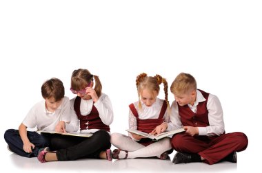 kitap siiting yerdeki çocuklarla