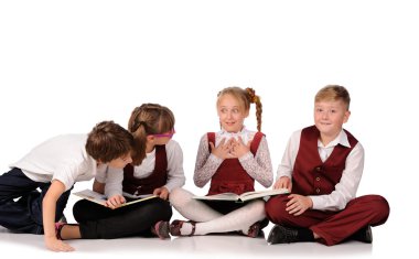 kitap siiting yerdeki çocuklarla