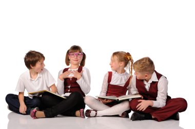 kitap siiting yerdeki çocuklarla