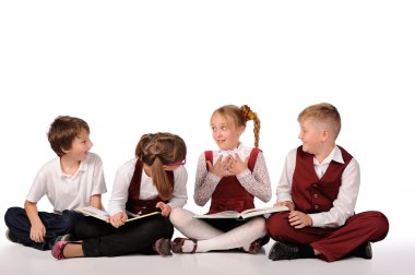 kitap siiting yerdeki çocuklarla