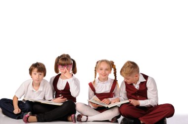 kitap siiting yerdeki çocuklarla