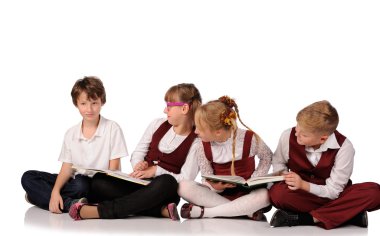 kitap siiting yerdeki çocuklarla