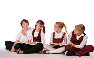 kitap siiting yerdeki çocuklarla