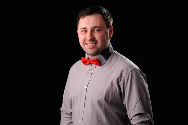 Hombre con corbata de mariposa roja —  Fotos de Stock