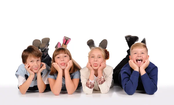 Kinderen op de vloer liggen — Stockfoto