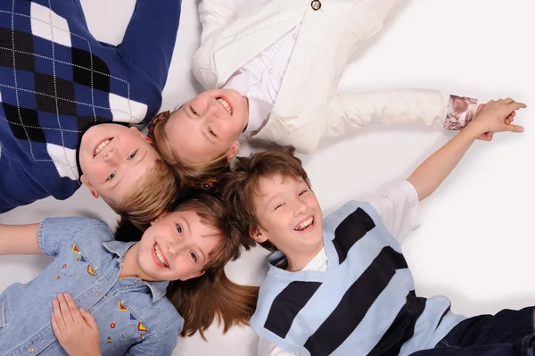 yerde yatarken çocuk