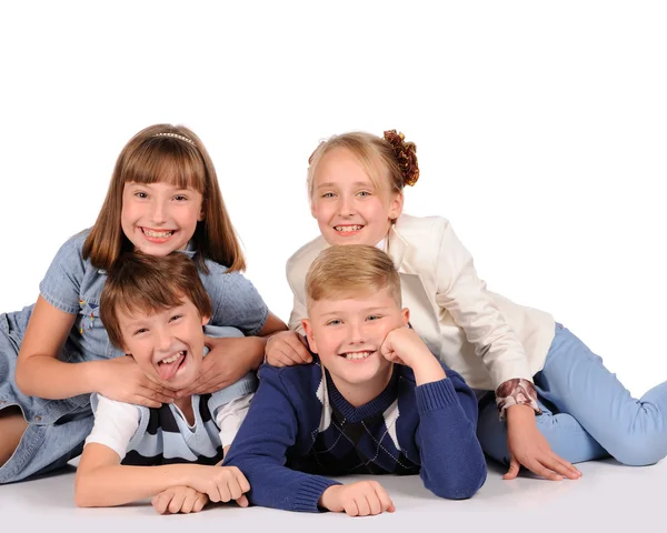 Enfants couchés sur le sol — Photo