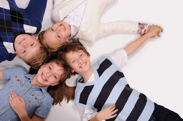 yerde yatarken çocuk