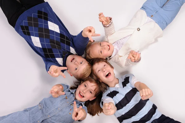 Enfants couchés sur le sol — Photo