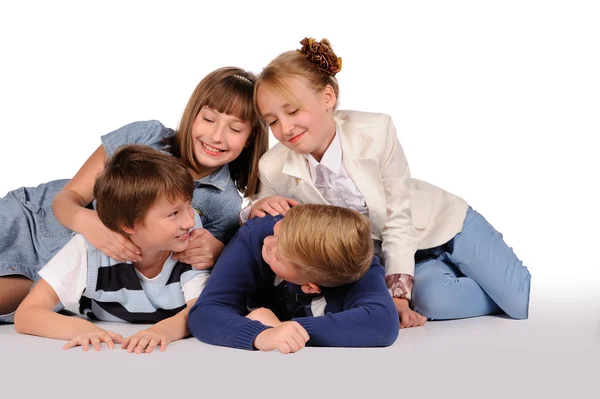 Bambini sdraiati sul pavimento — Foto Stock