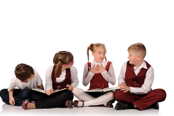 Kinderen met boeken siiting op de verdieping — Stockfoto