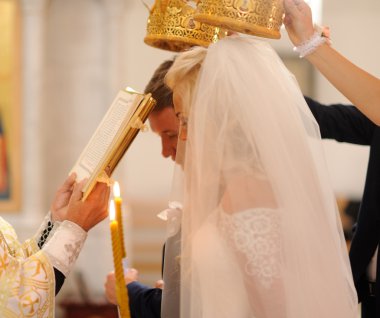 Gelin ve damat kilisede.