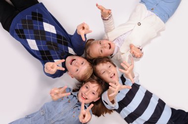 yerde yatarken çocuk