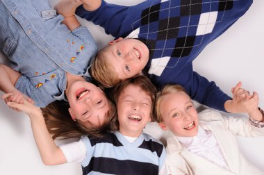 yerde yatarken çocuk