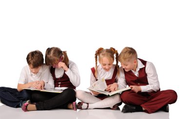 kitap siiting yerdeki çocuklarla