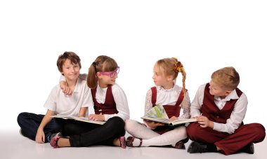 kitap siiting yerdeki çocuklarla