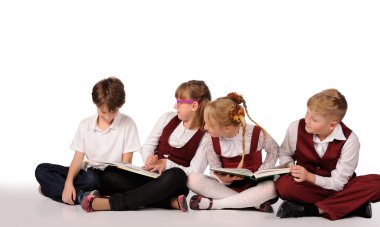 kitap siiting yerdeki çocuklarla