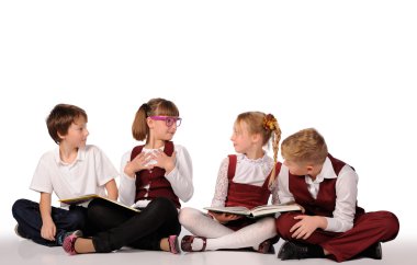 kitap siiting yerdeki çocuklarla