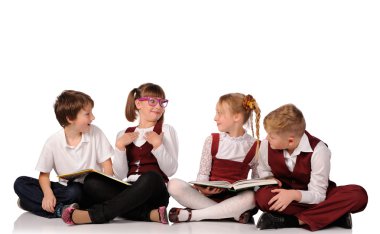 kitap siiting yerdeki çocuklarla