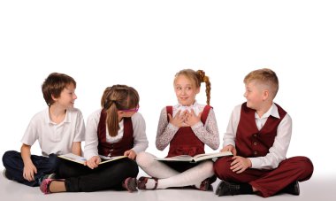 kitap siiting yerdeki çocuklarla