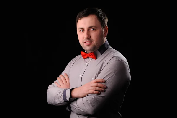 Hombre con corbata de mariposa roja —  Fotos de Stock