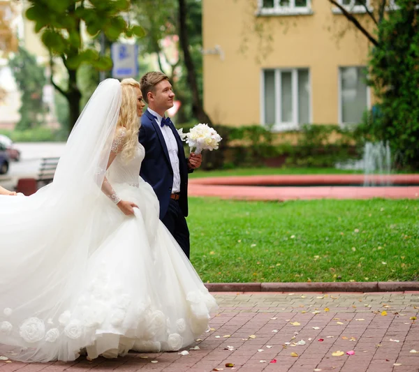 Glückliche Braut und Bräutigam zur Hochzeit — Stockfoto