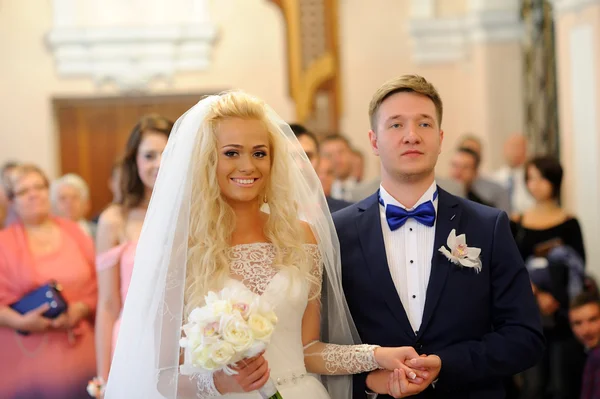 Glückliche Braut und Bräutigam zur Hochzeit — Stockfoto