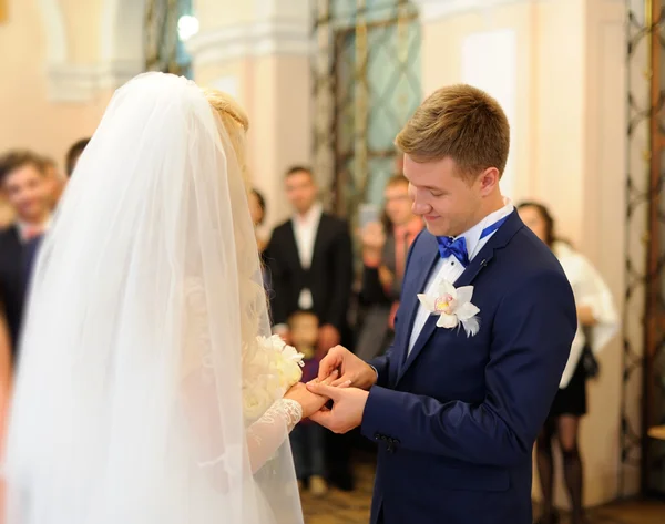 Noiva feliz e noivo em seu casamento — Fotografia de Stock