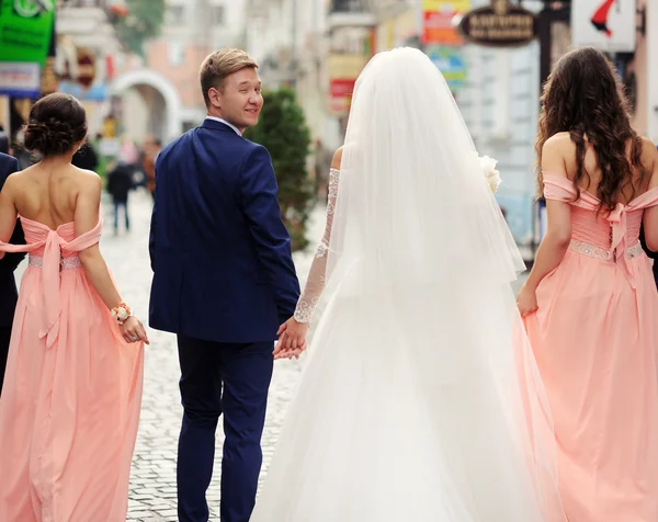 Feliz novia y novio en su boda — Foto de Stock